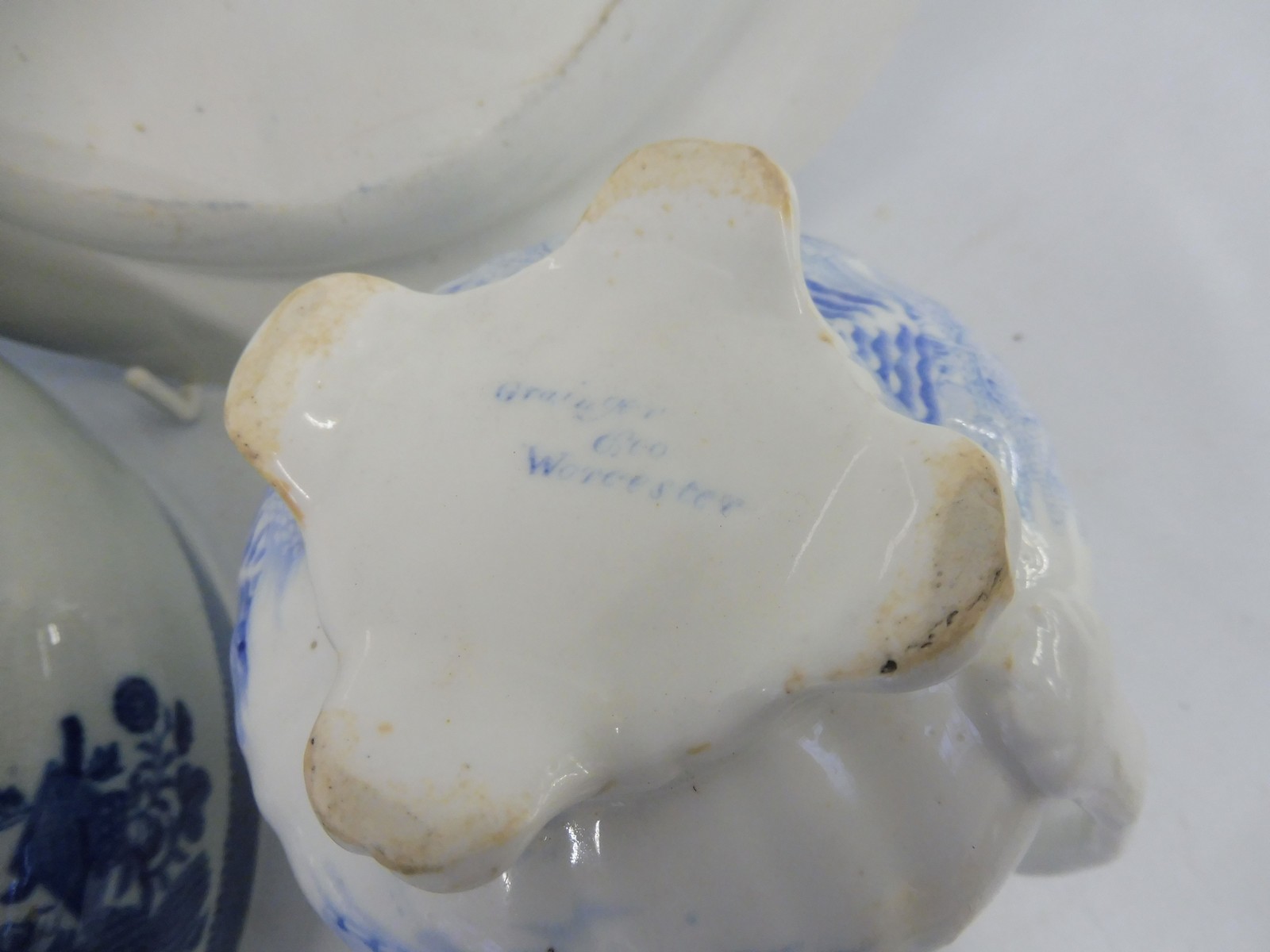 A 19th Century blue and white 'pearlware' pedestal bowl and liner, possibly Worcester, 8" - Image 6 of 6