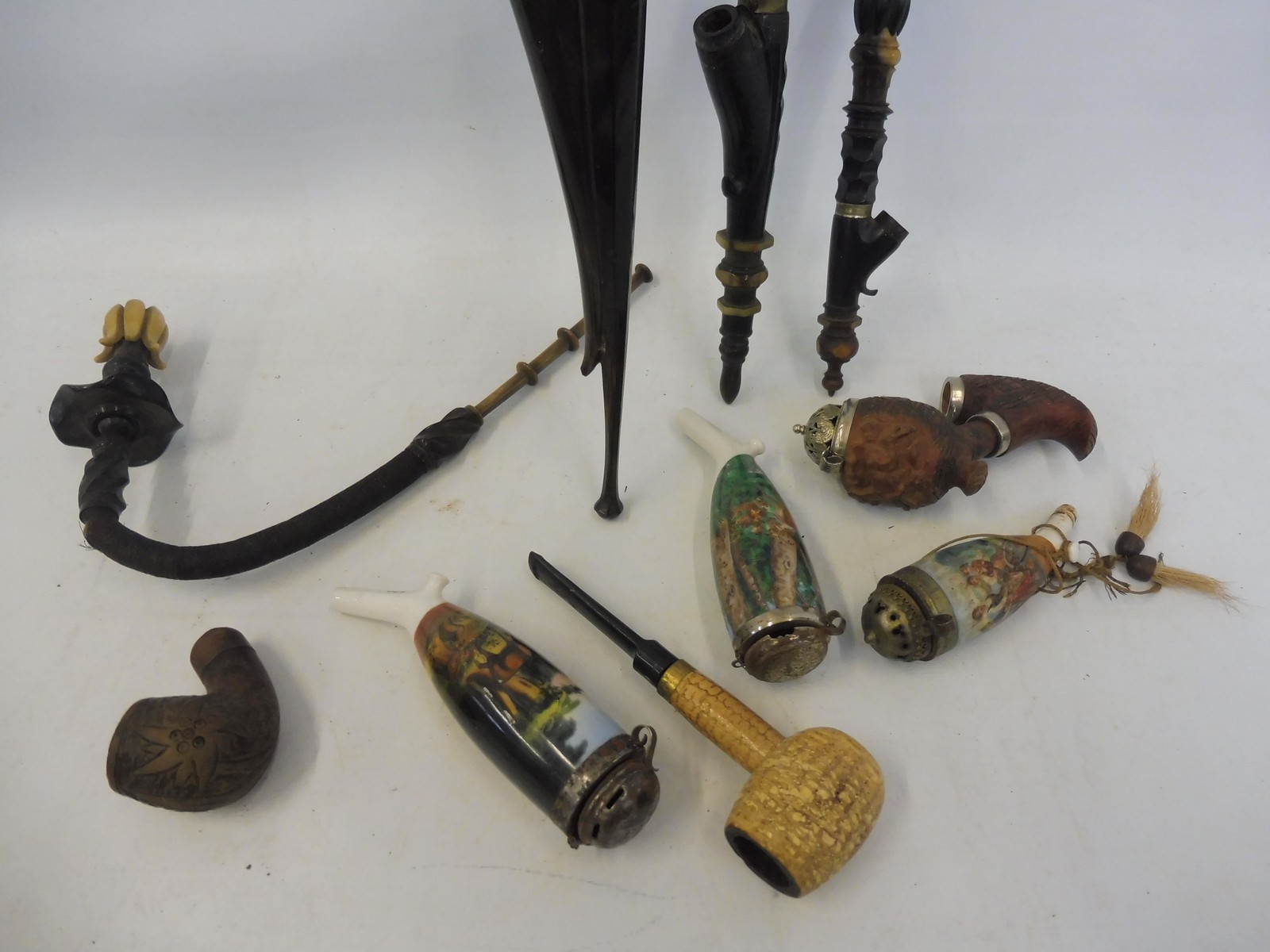 An interesting collection of porcelain and other pipes plus parts including horn and hardwood. - Image 2 of 4