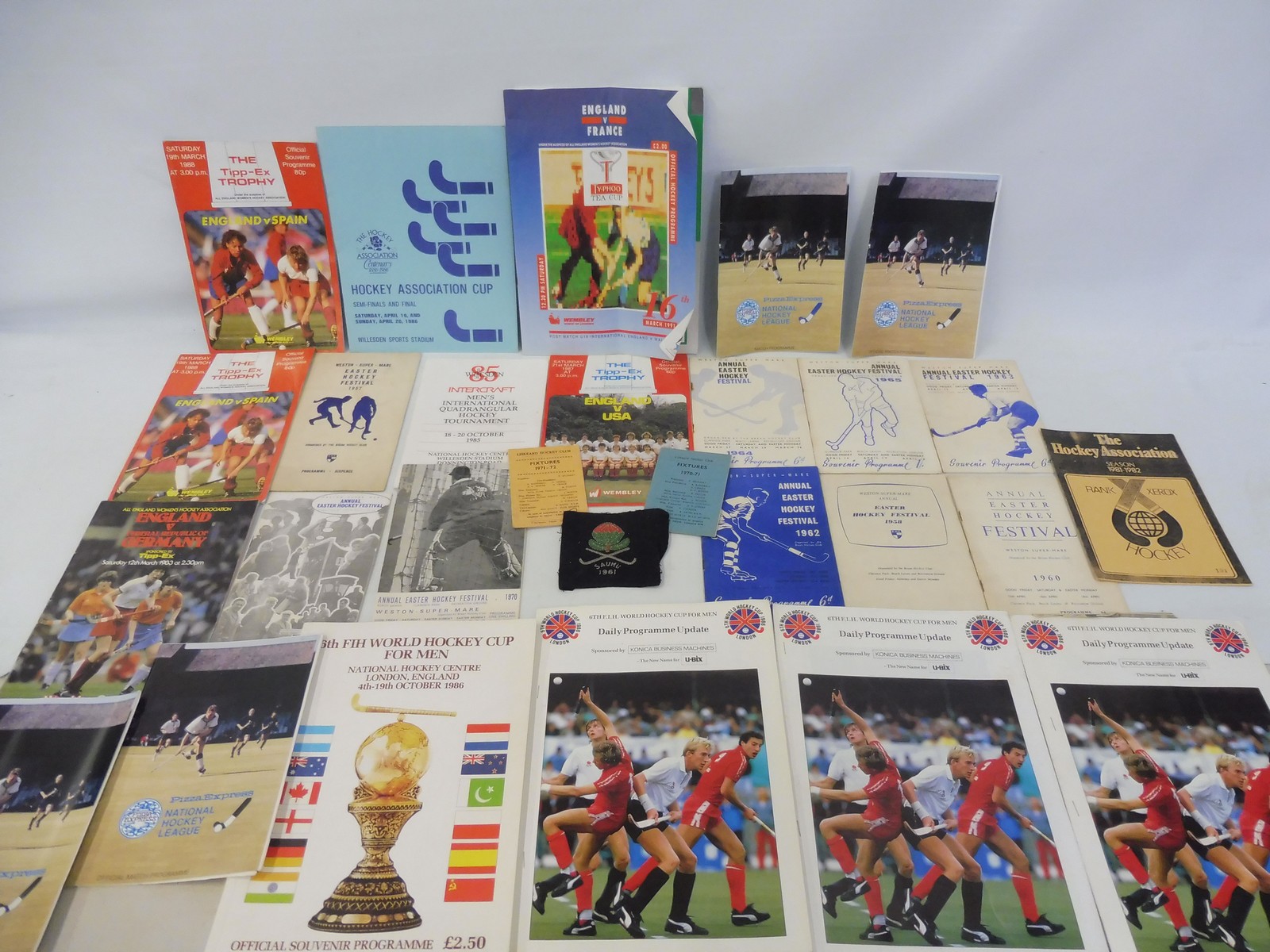 A large box of mixed sporting and other ephemera and programmes, some 1950s football: Swindon - Image 18 of 19