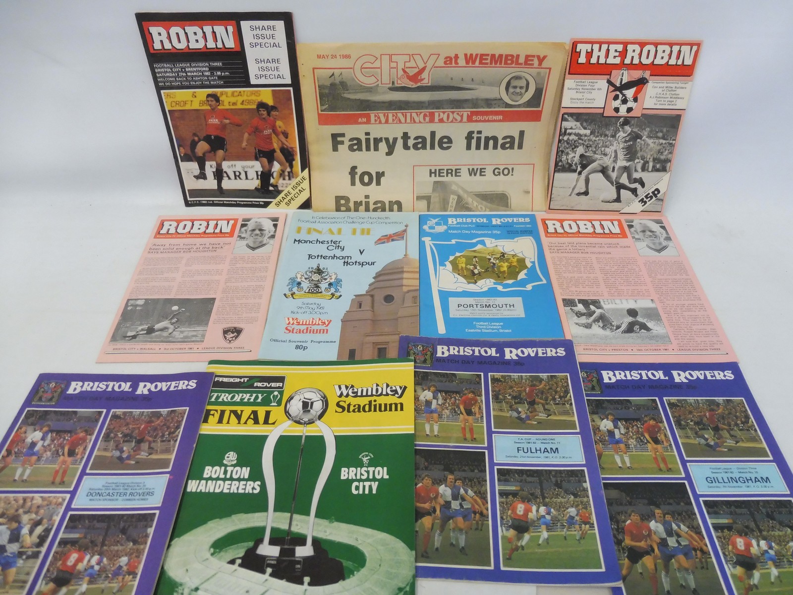 A large box of mixed sporting and other ephemera and programmes, some 1950s football: Swindon - Image 14 of 19