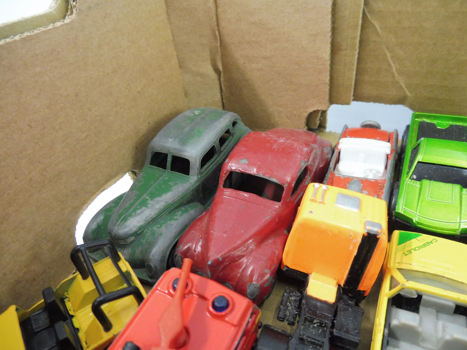 A tray of assorted playworn die-cast models of different scales. - Image 2 of 2