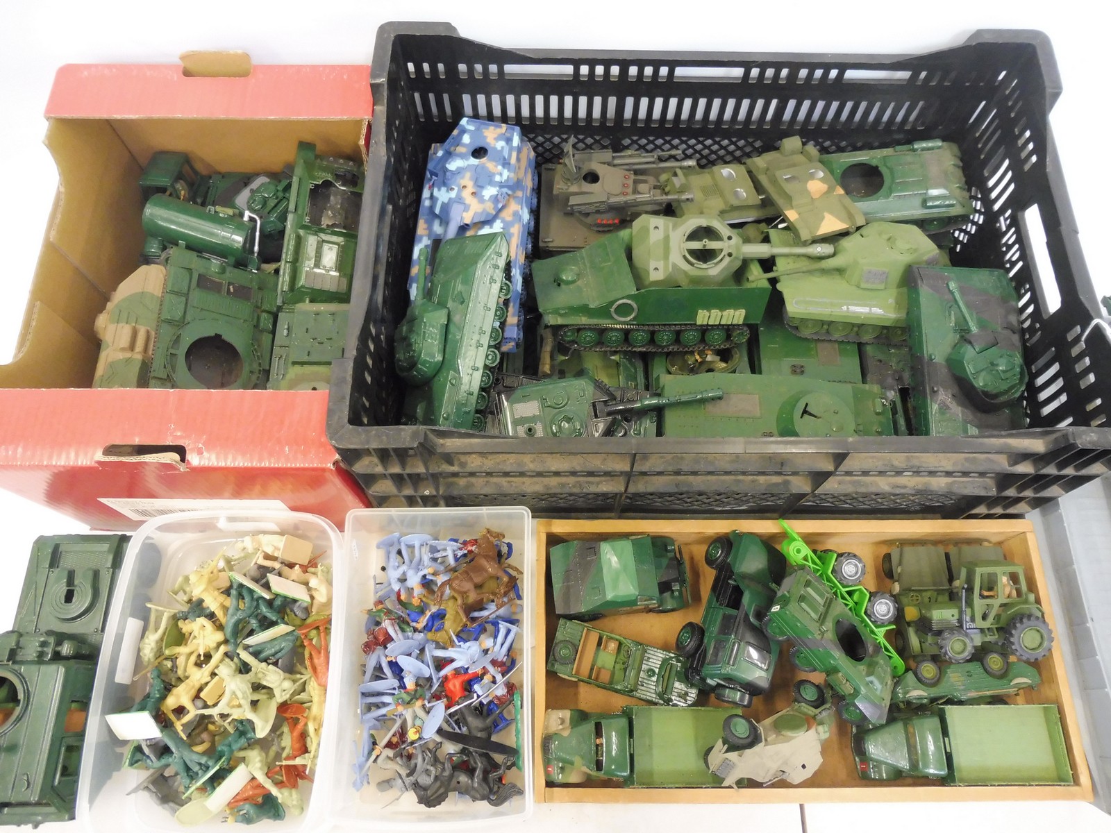 A collection of assorted plastic military figures, vehicles and magazines etc.