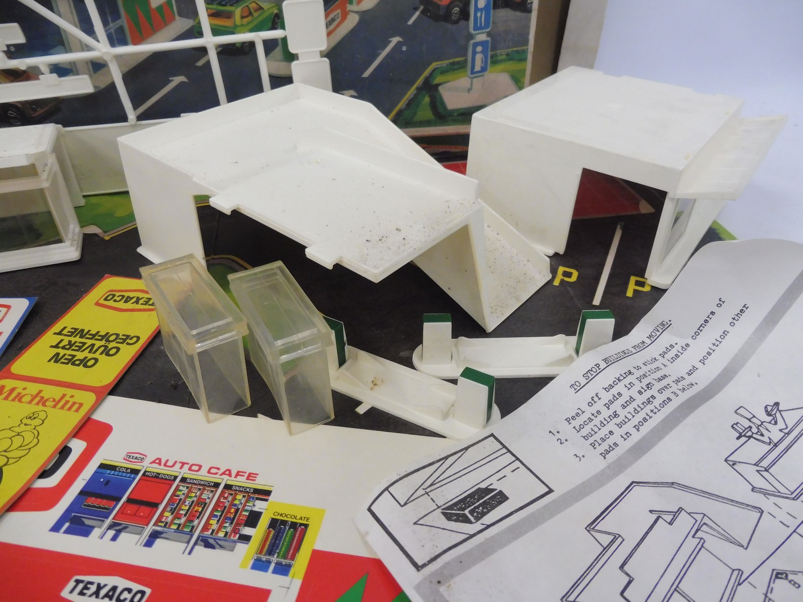 A boxed Matchbox Service Station, MG-1, by Lesney, with inner box and a Matchbox Garage, MG-3. - Image 3 of 4