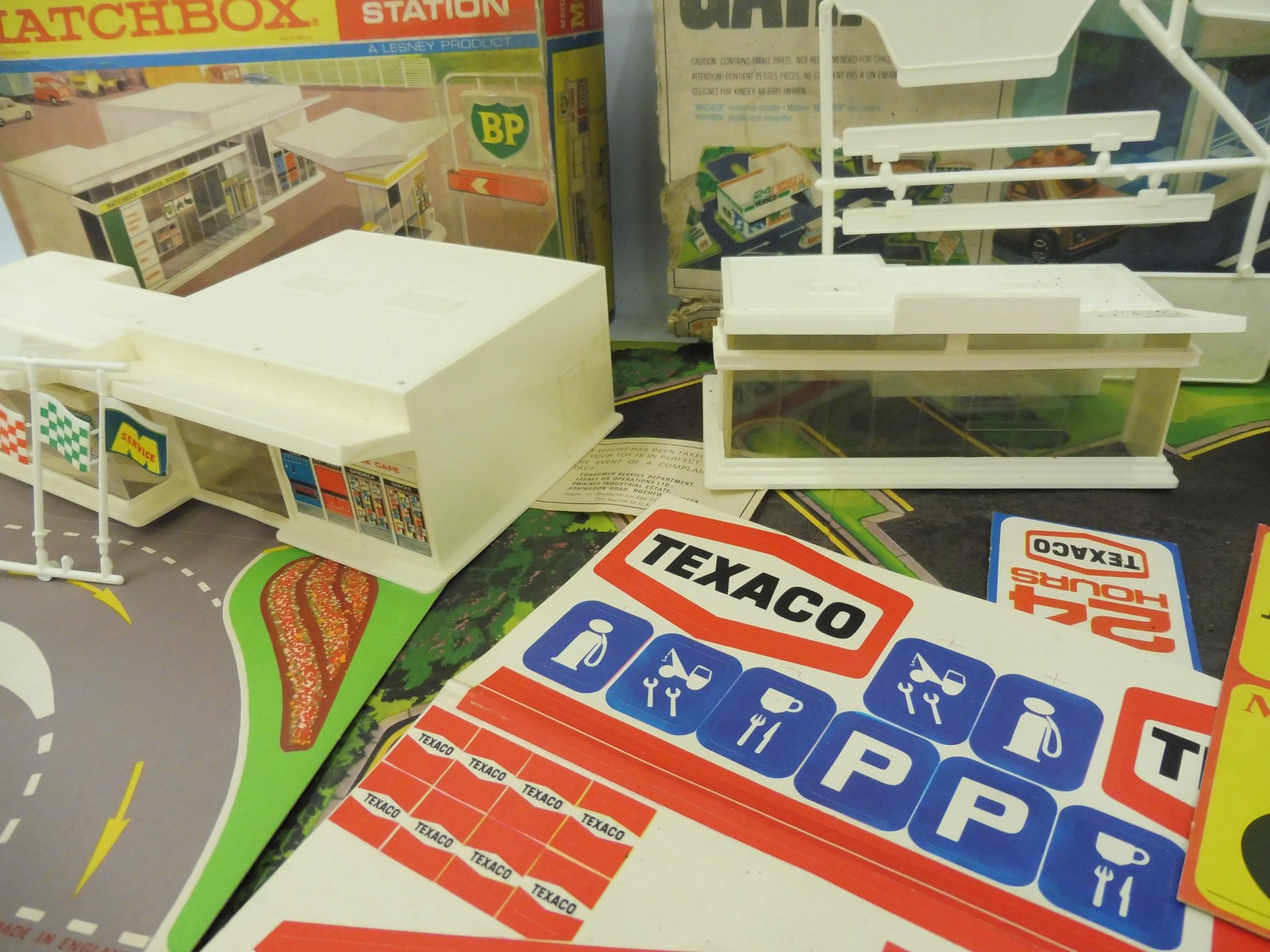 A boxed Matchbox Service Station, MG-1, by Lesney, with inner box and a Matchbox Garage, MG-3. - Image 4 of 4
