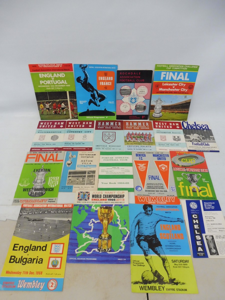 A large box of mixed sporting and other ephemera and programmes, some 1950s football: Swindon - Image 15 of 19
