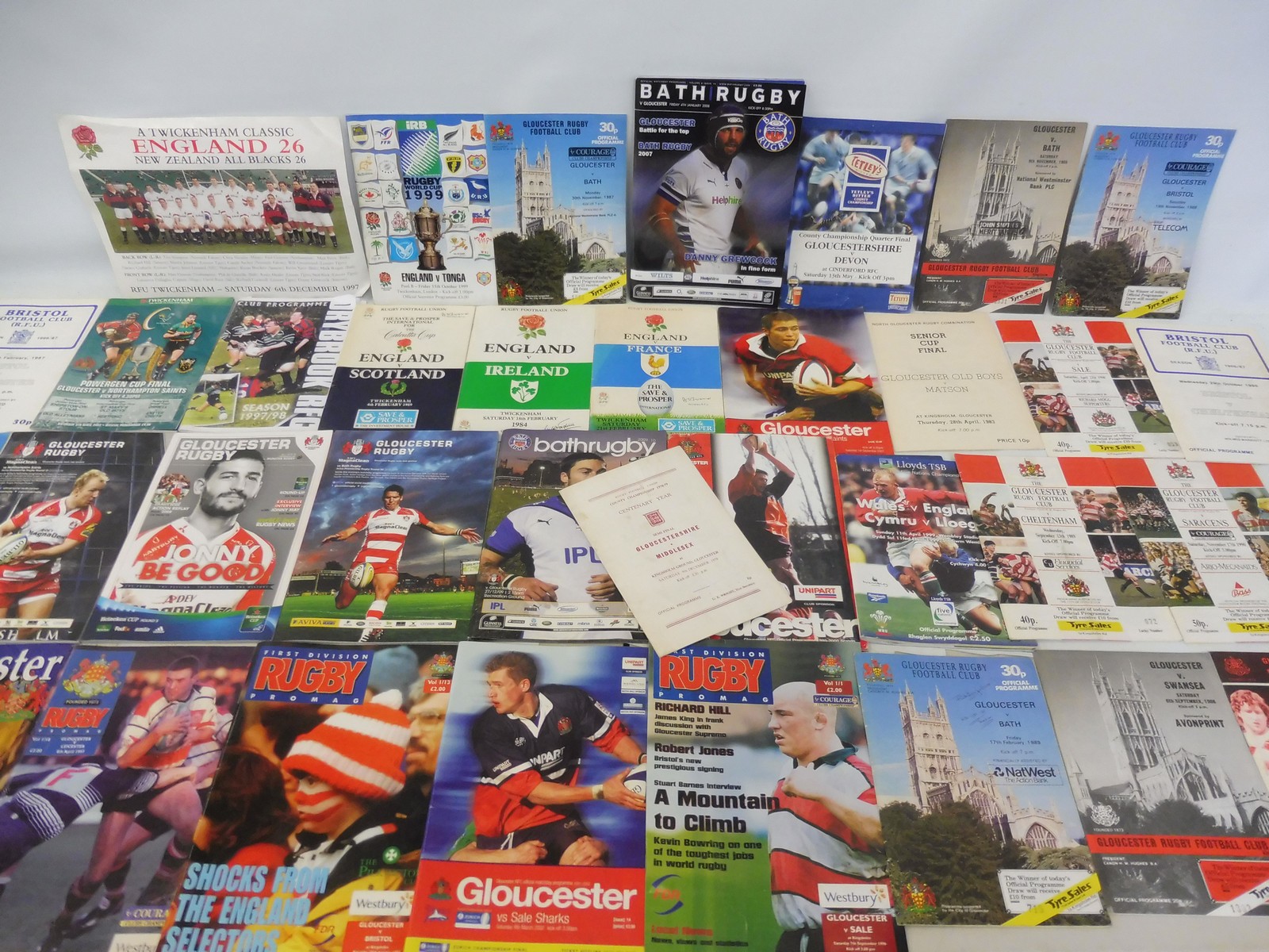 A large box of mixed sporting and other ephemera and programmes, some 1950s football: Swindon - Image 3 of 19