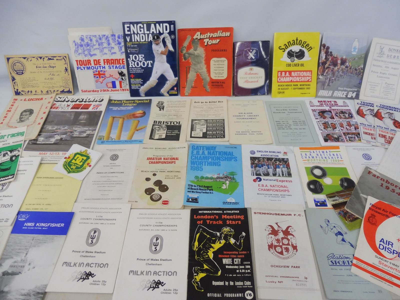 A large box of mixed sporting and other ephemera and programmes, some 1950s football: Swindon - Image 19 of 19