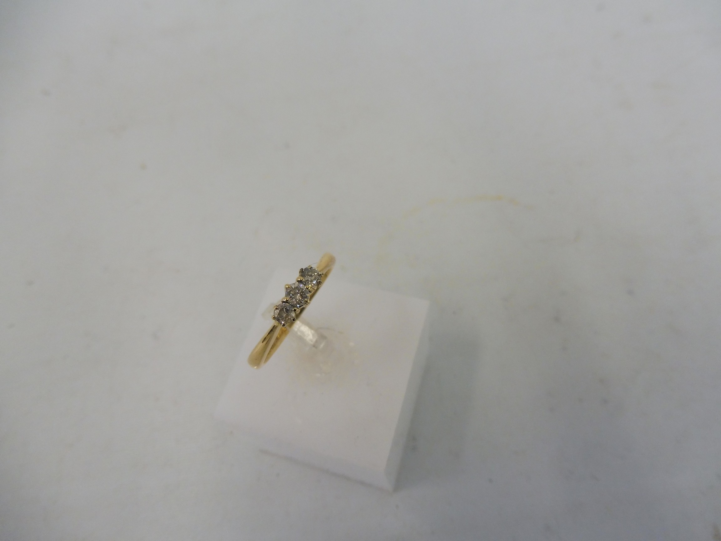 An 18ct gold diamond ring (three diamonds). - Image 3 of 3