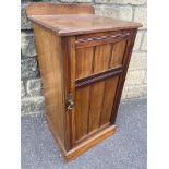 A good quality Edwardian mahogany bedside cabinet, the single door enclosing shelves, 15 3/4" wide x