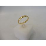 An 18ct gold gold wedding band.