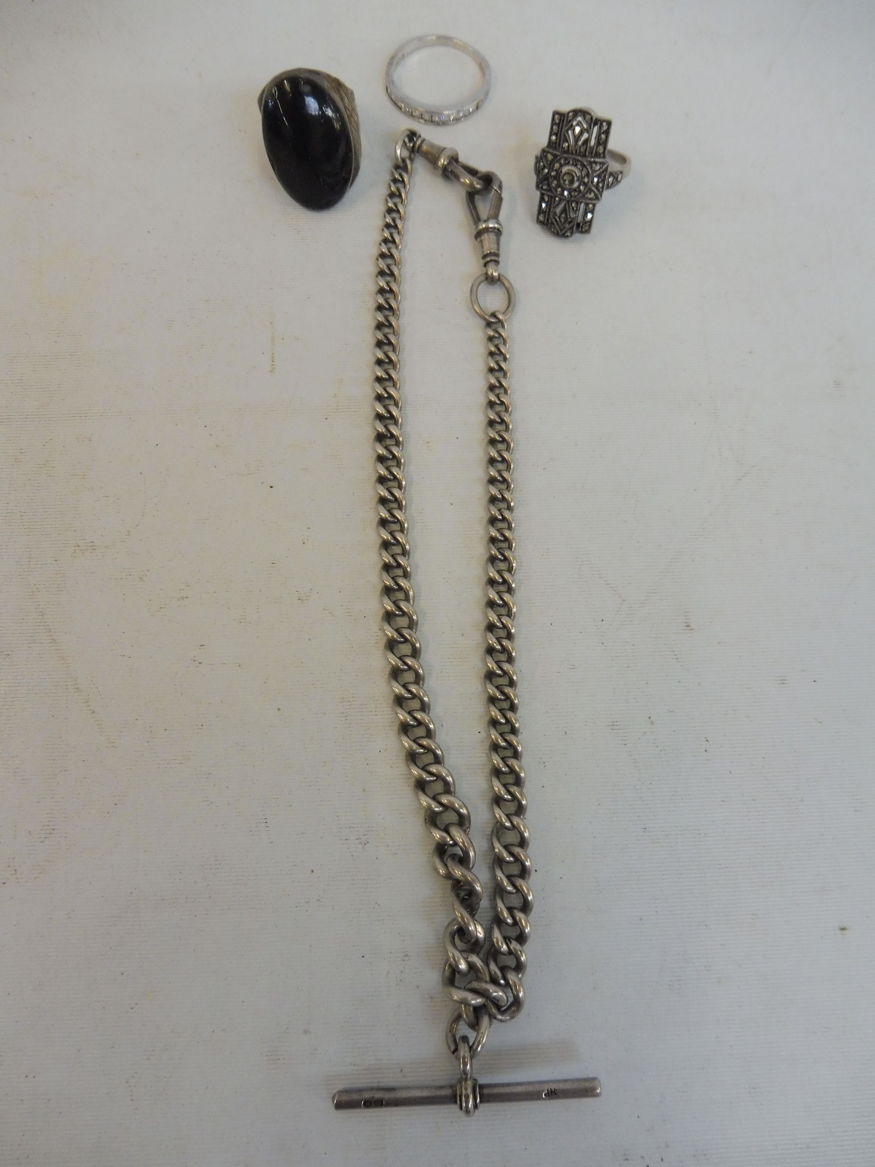 A heavy silver watch chain, and three silver rings. - Image 2 of 4