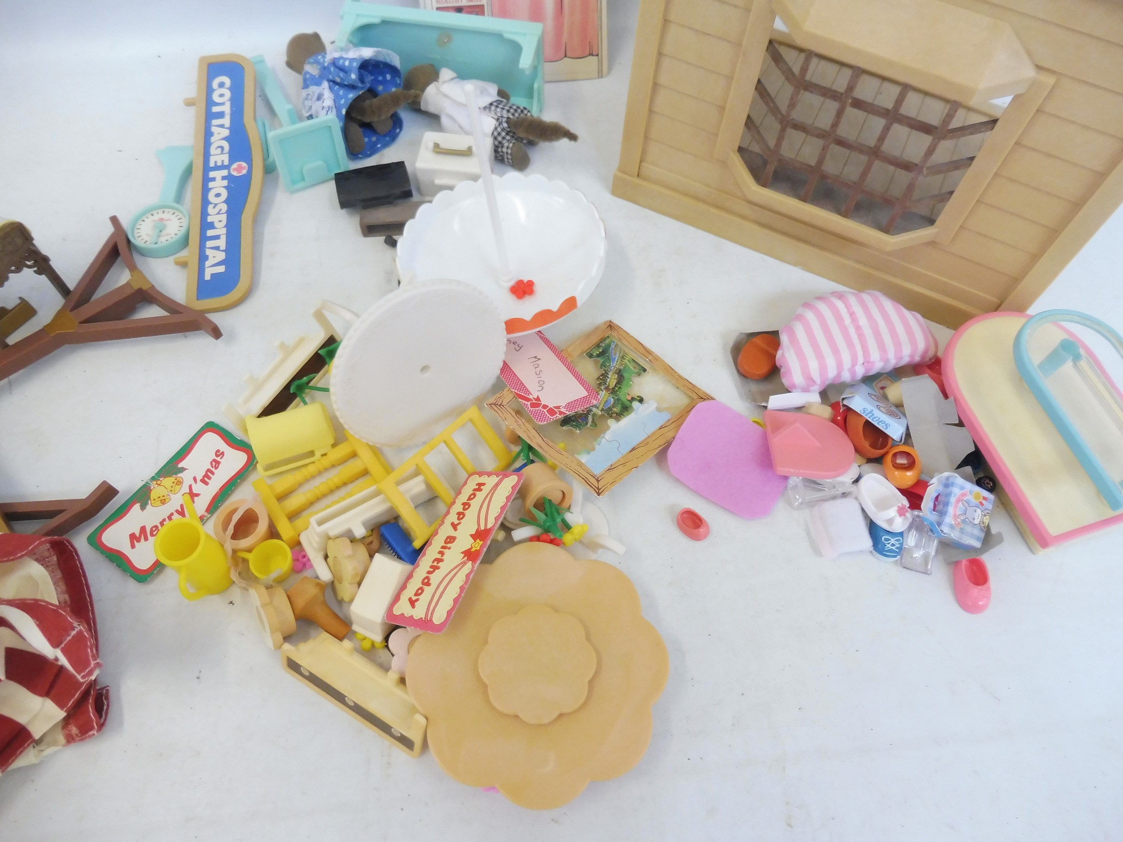 A Sylvanian Family Hosiptal with accessories, a shop shop, gift shop, garden accessories and grocery - Image 3 of 4