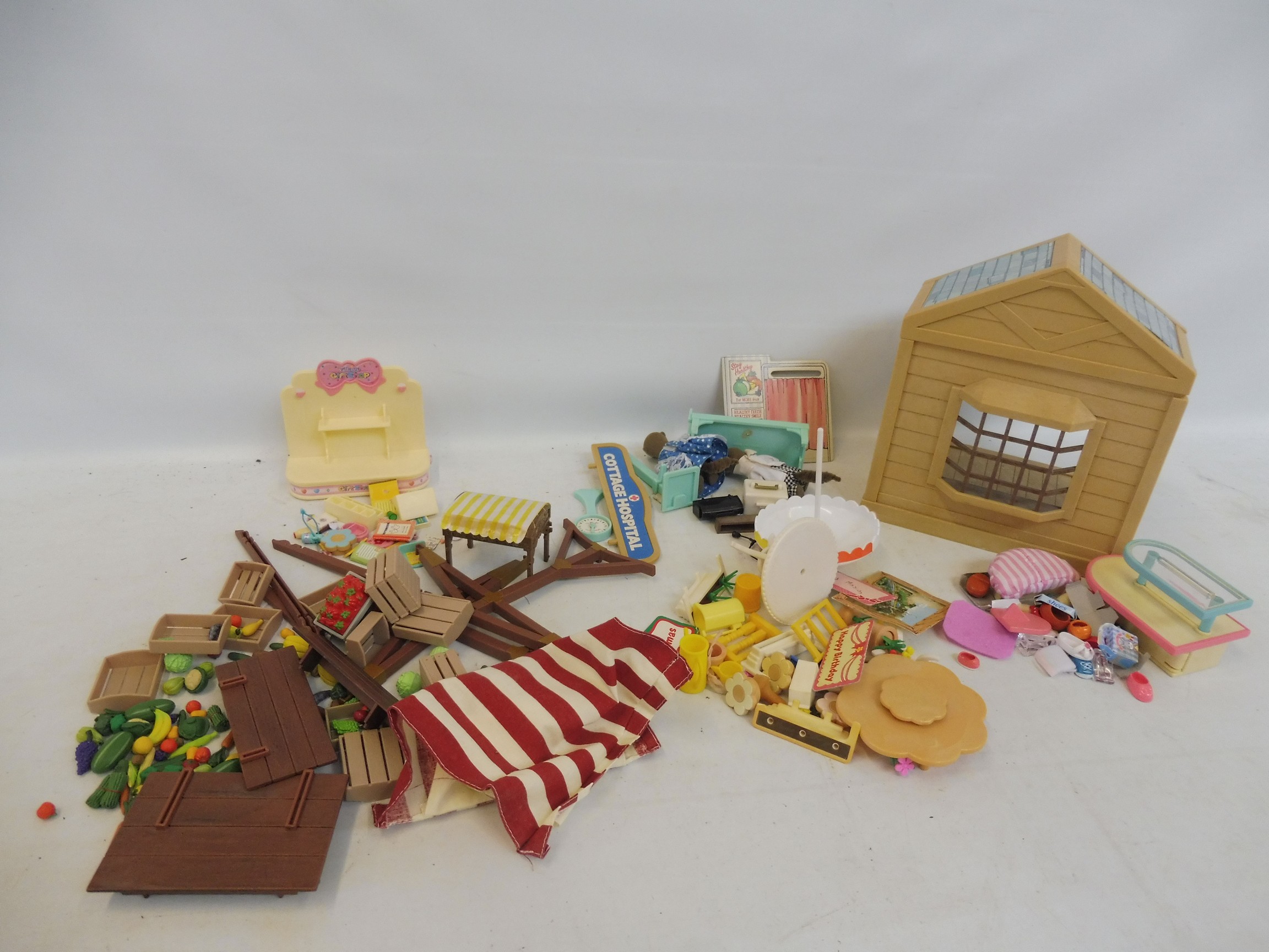 A Sylvanian Family Hosiptal with accessories, a shop shop, gift shop, garden accessories and grocery - Image 2 of 4