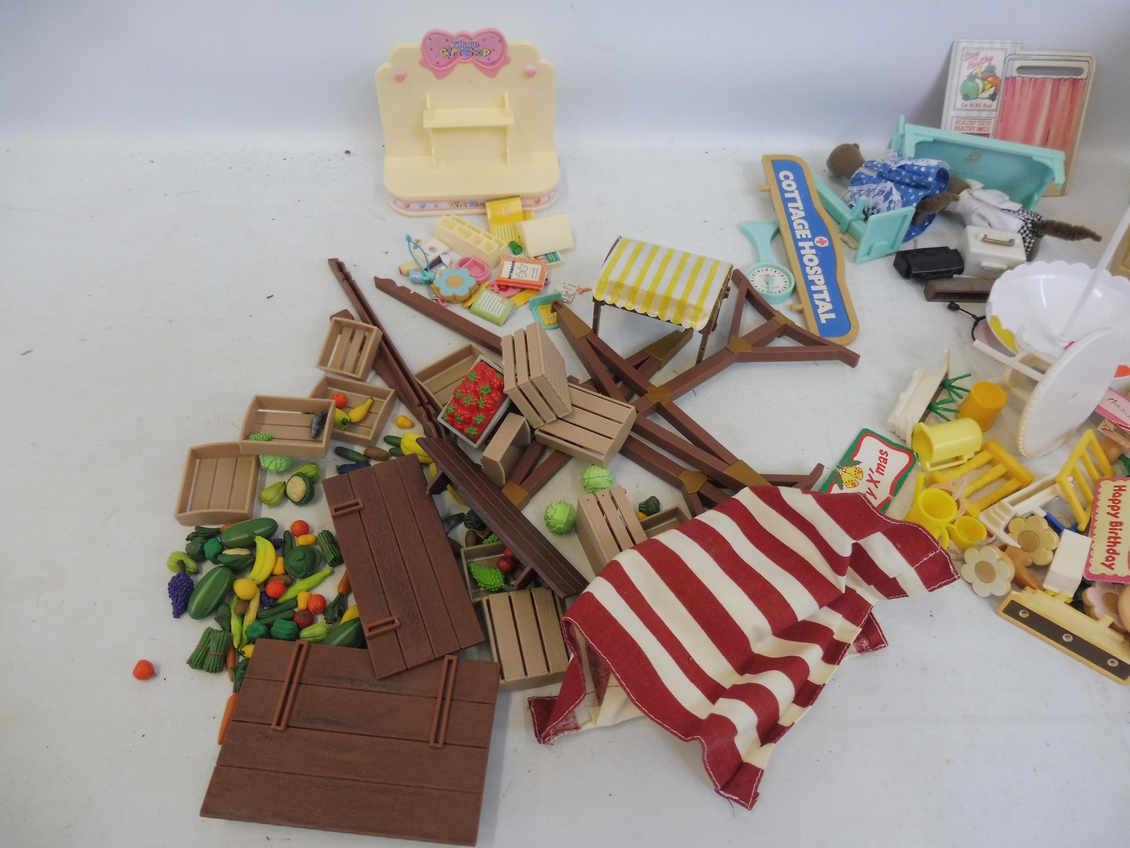 A Sylvanian Family Hosiptal with accessories, a shop shop, gift shop, garden accessories and grocery - Image 4 of 4