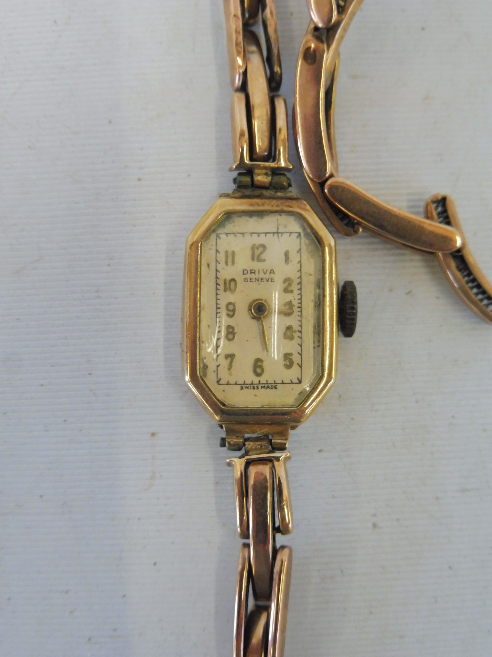 A 9ct gold ladies wristwatch with a broken 9ct gold expanding strap, 11.4g. - Image 2 of 3