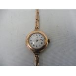 A 9ct gold ladies wristwatch with a 9ct gold flexible strap, total weight 22.6g.