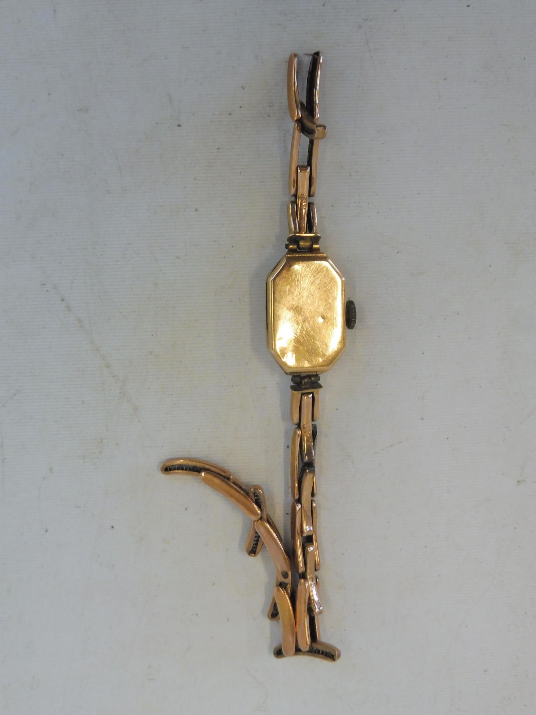 A 9ct gold ladies wristwatch with a broken 9ct gold expanding strap, 11.4g. - Image 3 of 3