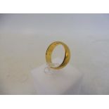 A 22ct gold wedding band, size K/M, 5.5g.