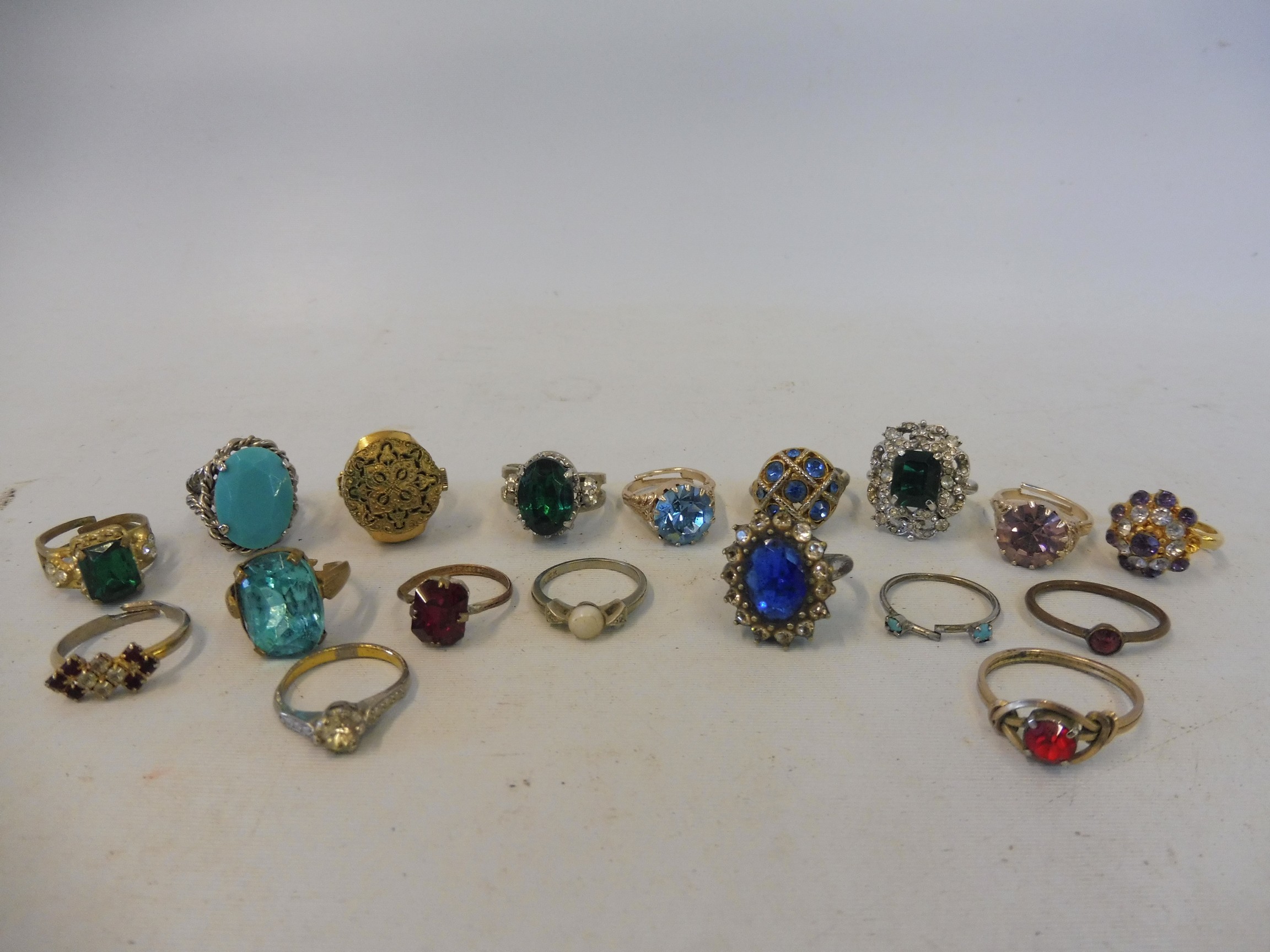 A tray of asorted dress rings. - Image 2 of 4