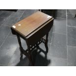 A small Edwardian drop leaf Side Table, width (extended) 23in x depth 18½in x height 27in (59cm x