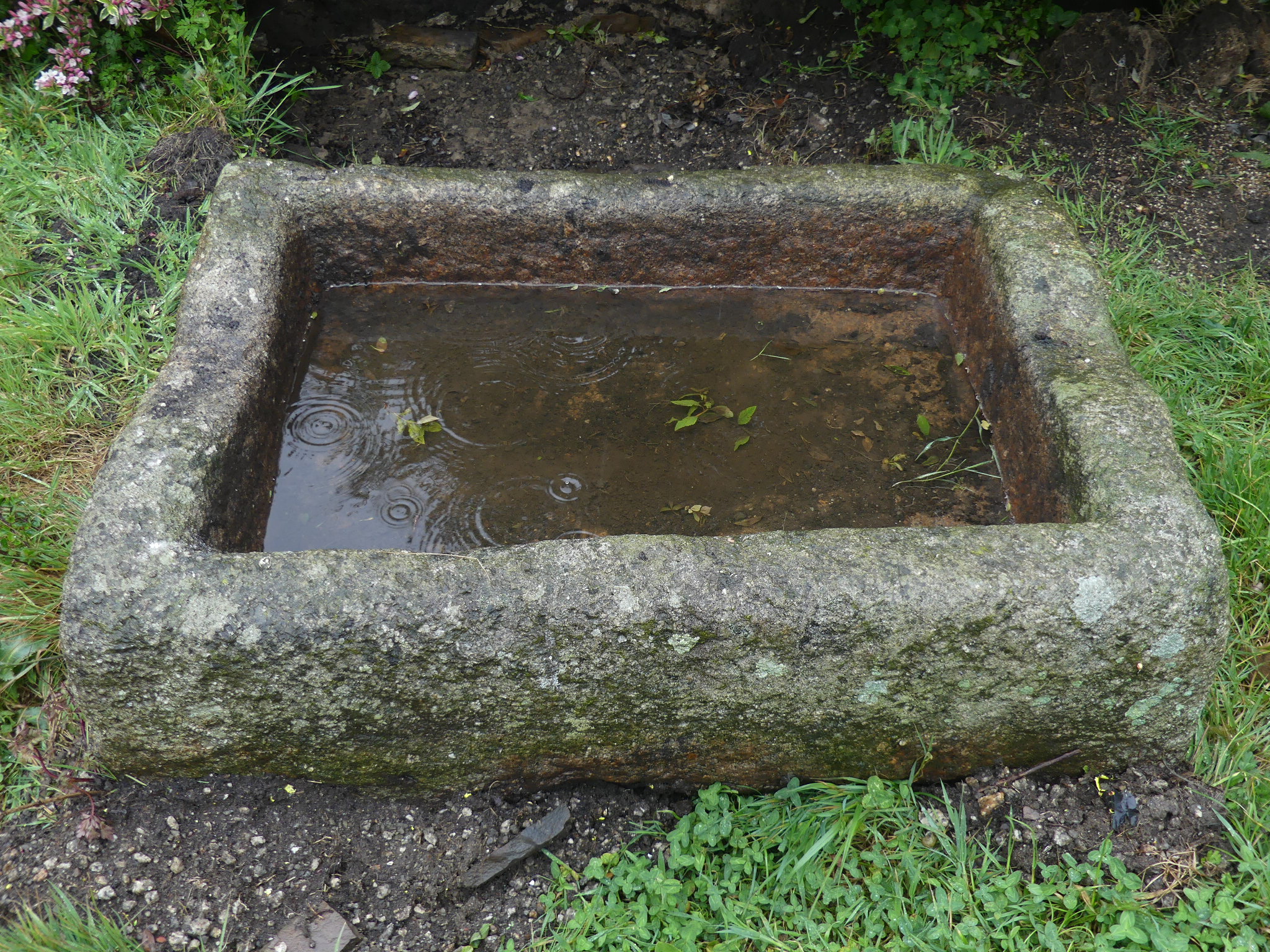 An antique granite rectangular Trough, large, 48in long x 35in wide x 14in high (122cm x 89cm x 35. - Image 2 of 3