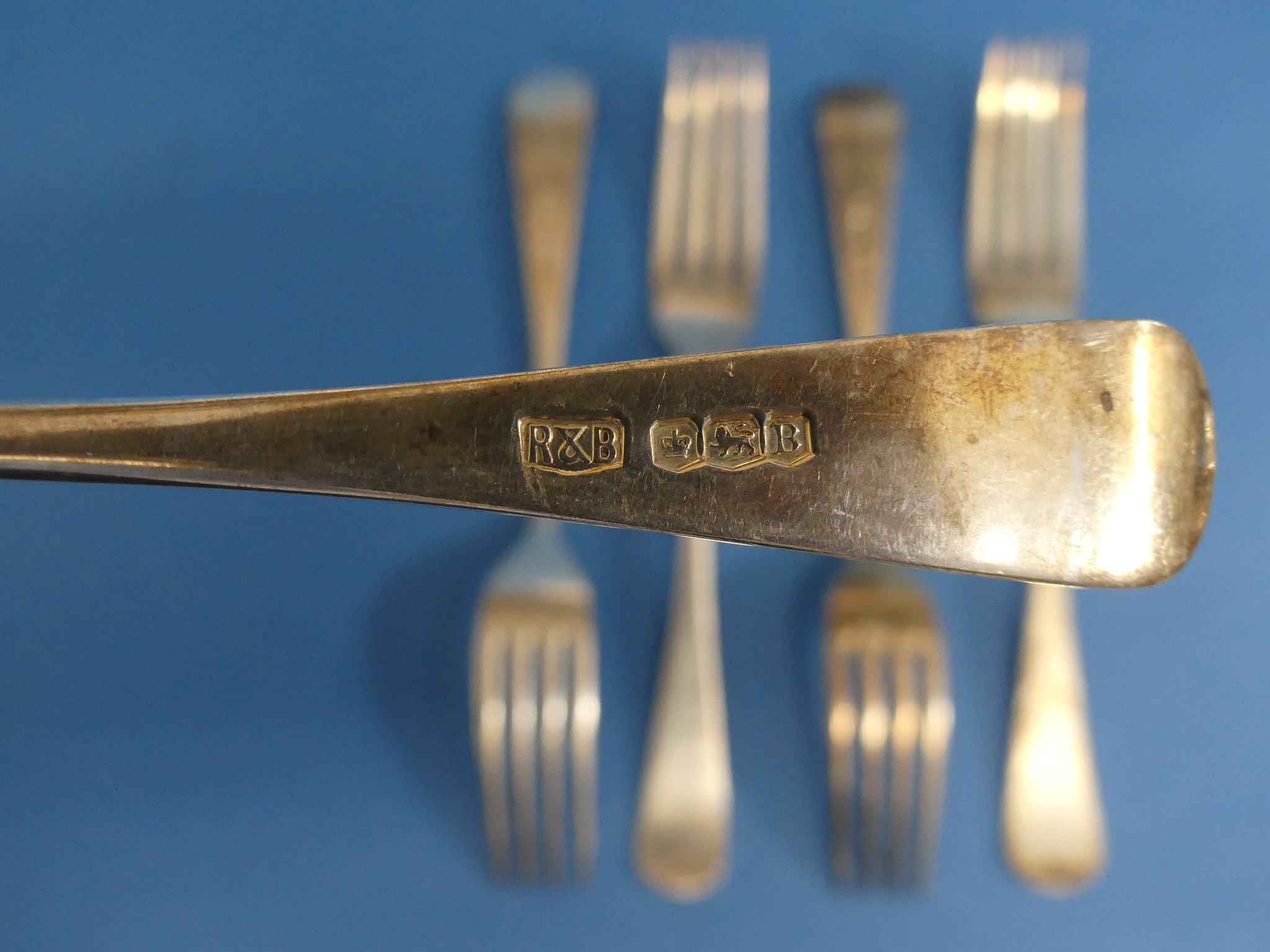 A set of five George VI silver Forks, by Roberts & Belk Ltd., hallmarked Sheffield, 1944, Old - Image 2 of 2