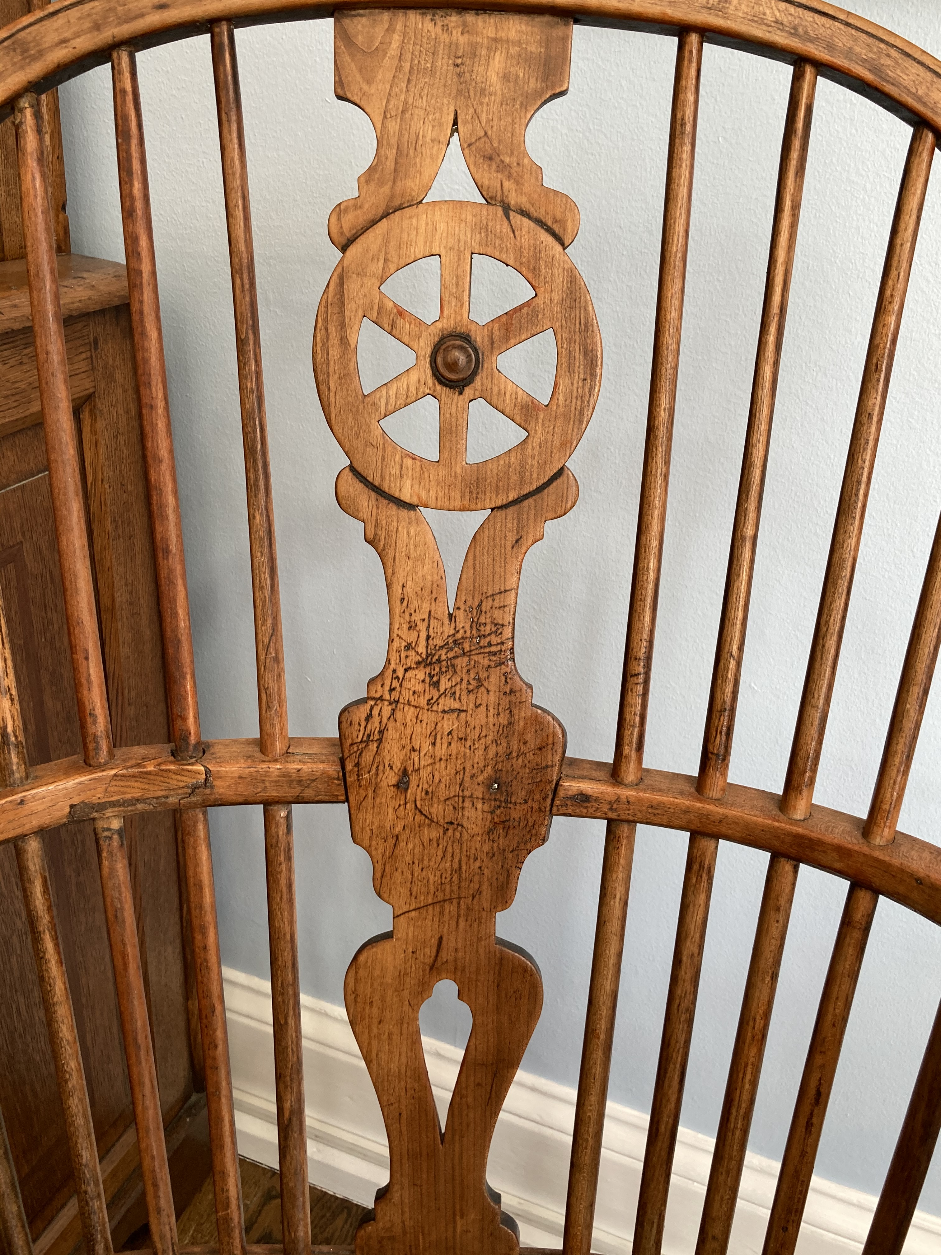 An 18thC ash and elm Windsor-back Chair, the hoop back with central pierced splat and wheel - Image 3 of 5