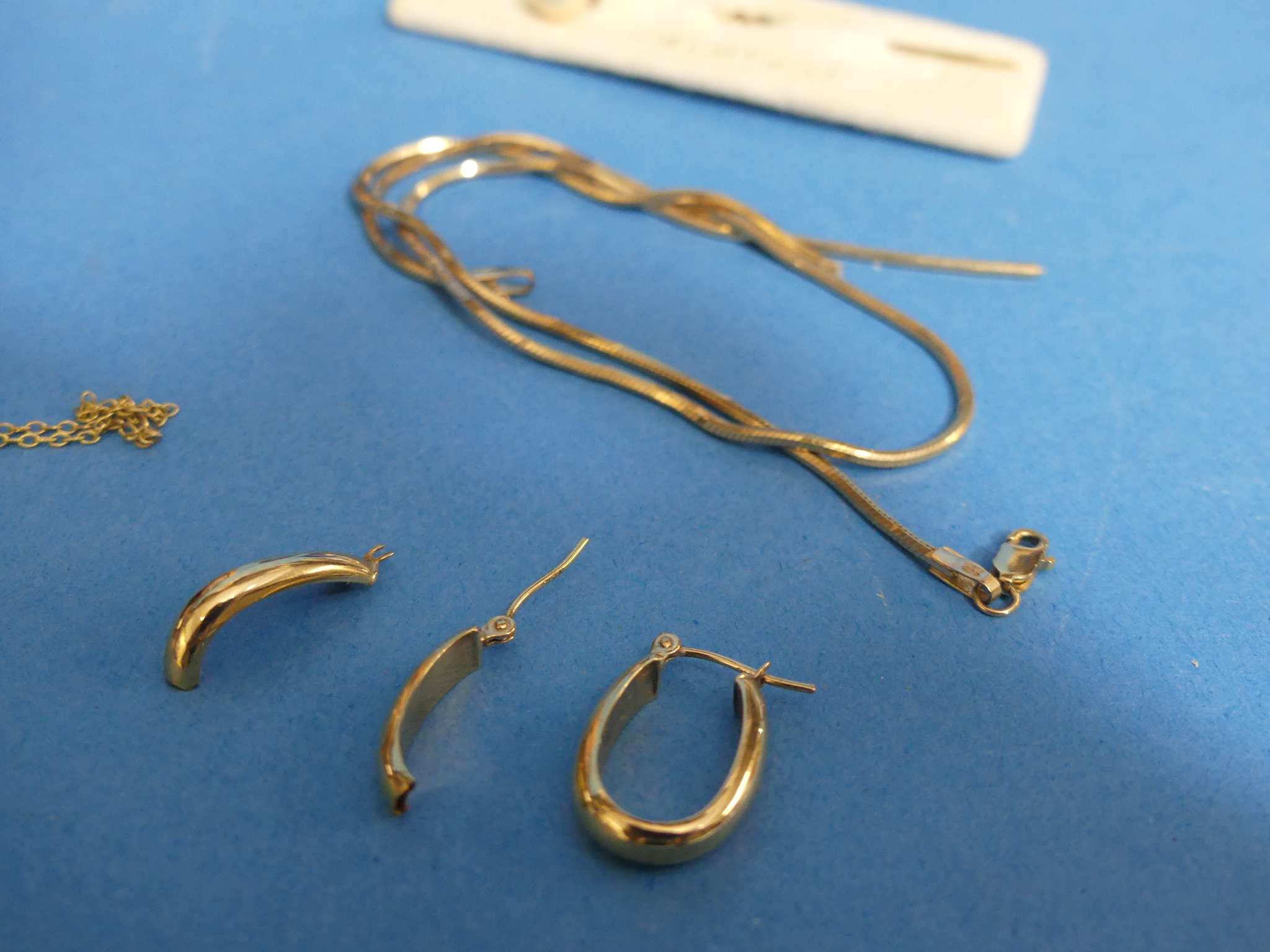 A small quantity of Jewellery and Costume Jewellery, including 7.3g damaged 9ct gold, a narrow - Image 3 of 5