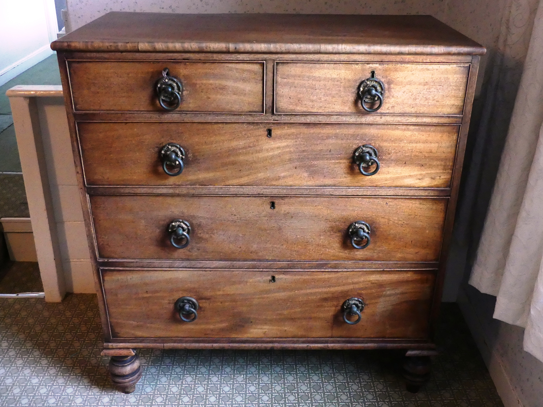 An antique Chest of Drawers, 39in (99cm) wide x 19in (48.25cm) deep x 43in (109cm) high.