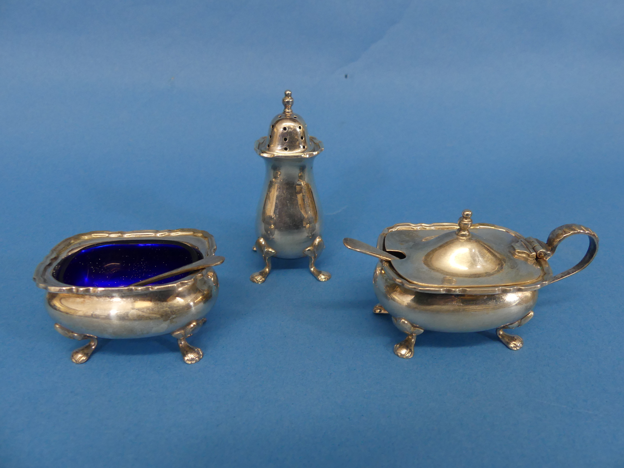 An Elizabeth II silver three piece Cruet Set, hallmarked Birmingham, 1959, the mustard pot and - Image 2 of 3