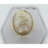 An 18ct yellow gold shell Cameo Ring, of a portrait head of a classical hero, Size N, approx total