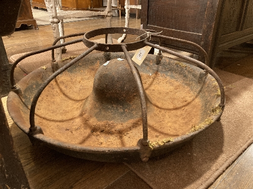 A vintage cast iron circular Pig Trough, of 'Mexican Hat' form with eight dividers, 30in (76cm) - Image 2 of 2