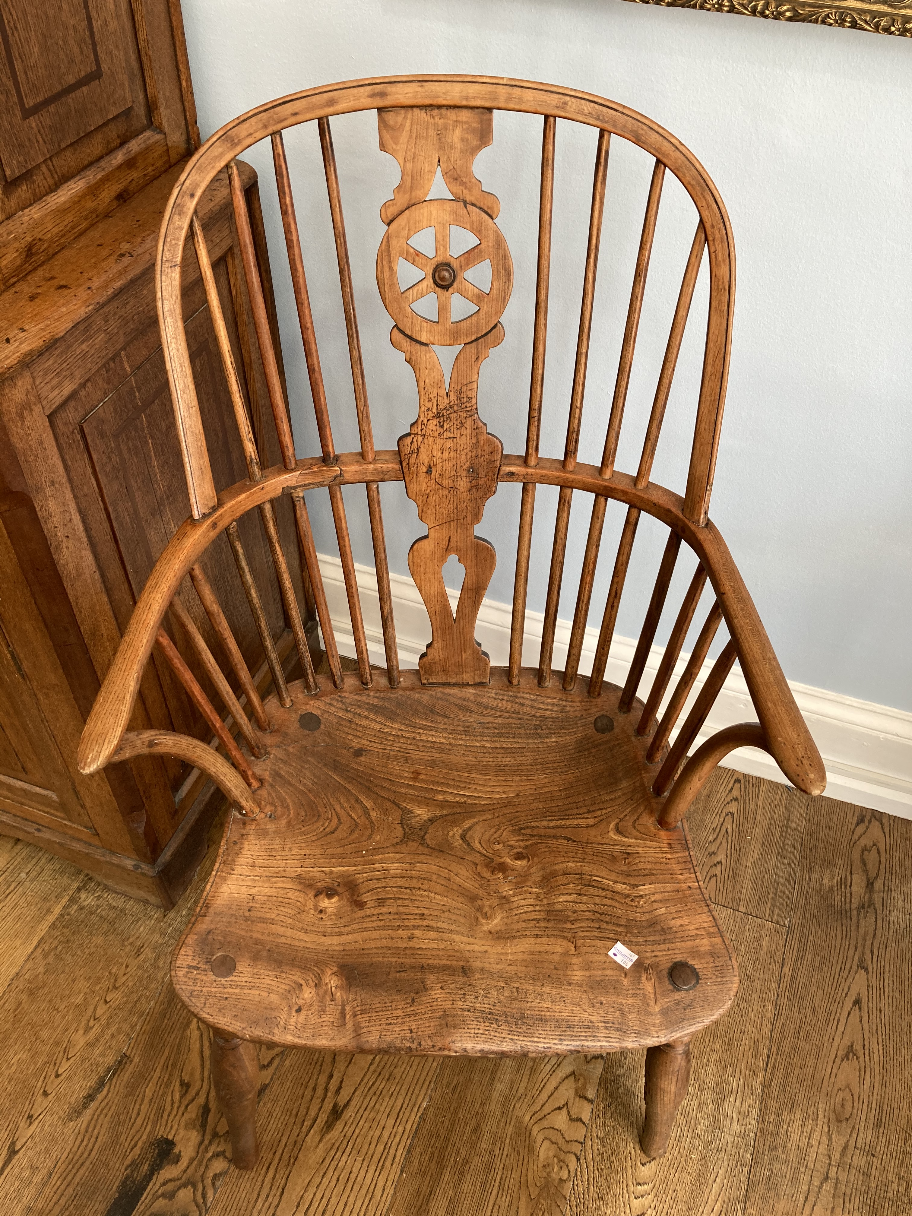 An 18thC ash and elm Windsor-back Chair, the hoop back with central pierced splat and wheel