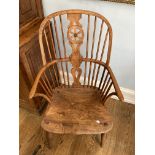 An 18thC ash and elm Windsor-back Chair, the hoop back with central pierced splat and wheel