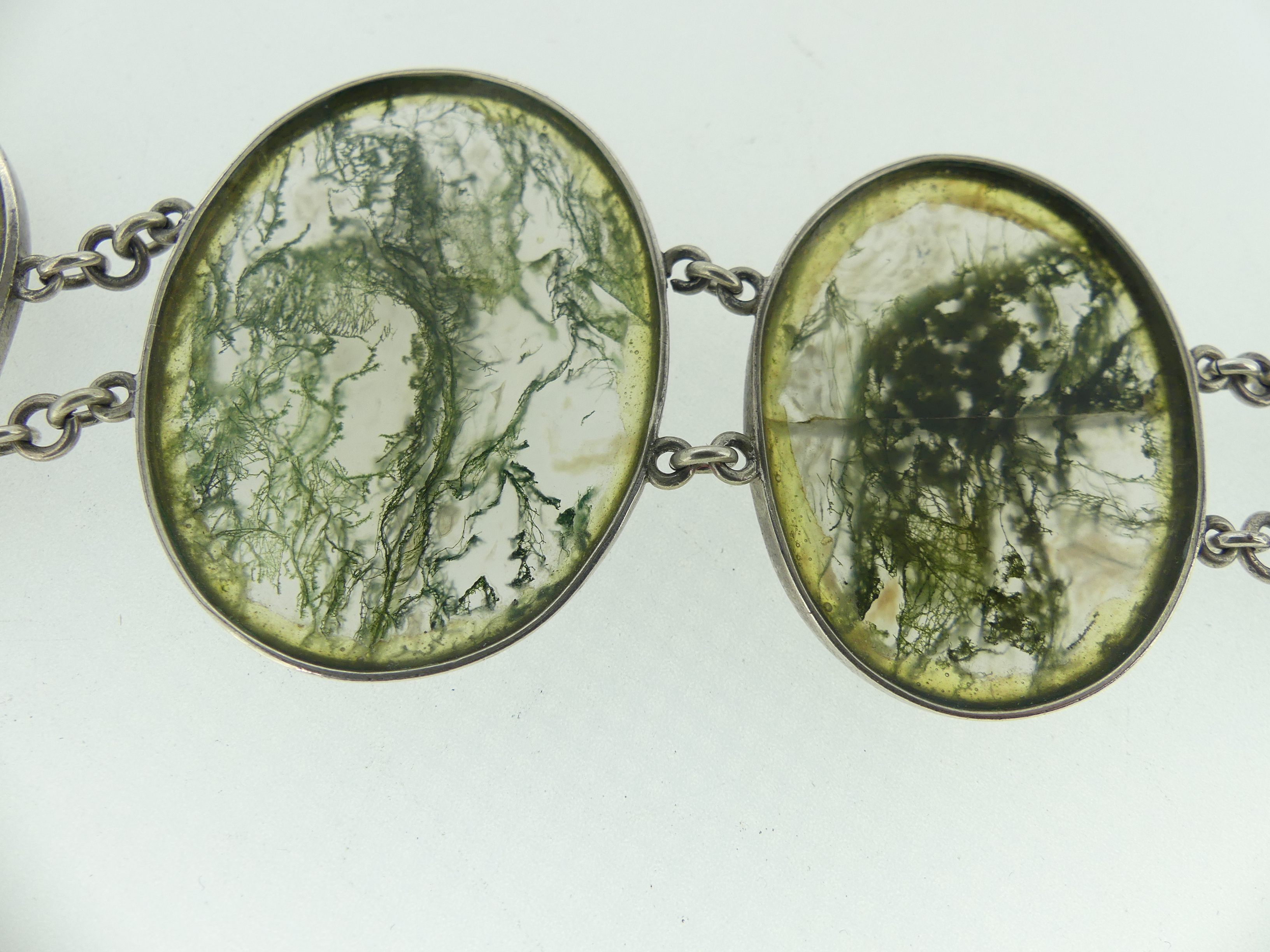 A graduated moss agate plaque Bracelet, the five agates all mounted in unmarked white metal with - Image 3 of 4