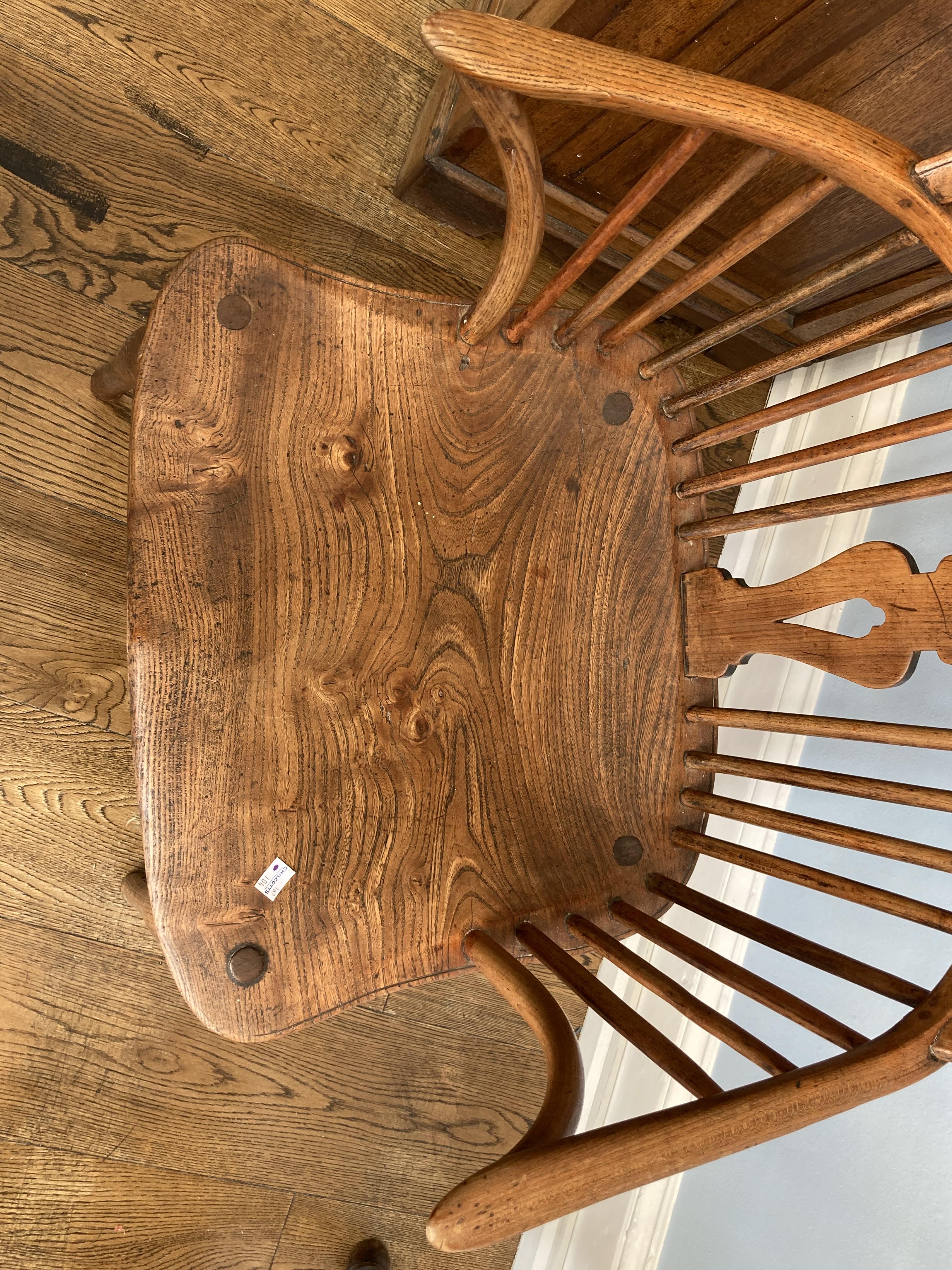 An 18thC ash and elm Windsor-back Chair, the hoop back with central pierced splat and wheel - Image 5 of 5