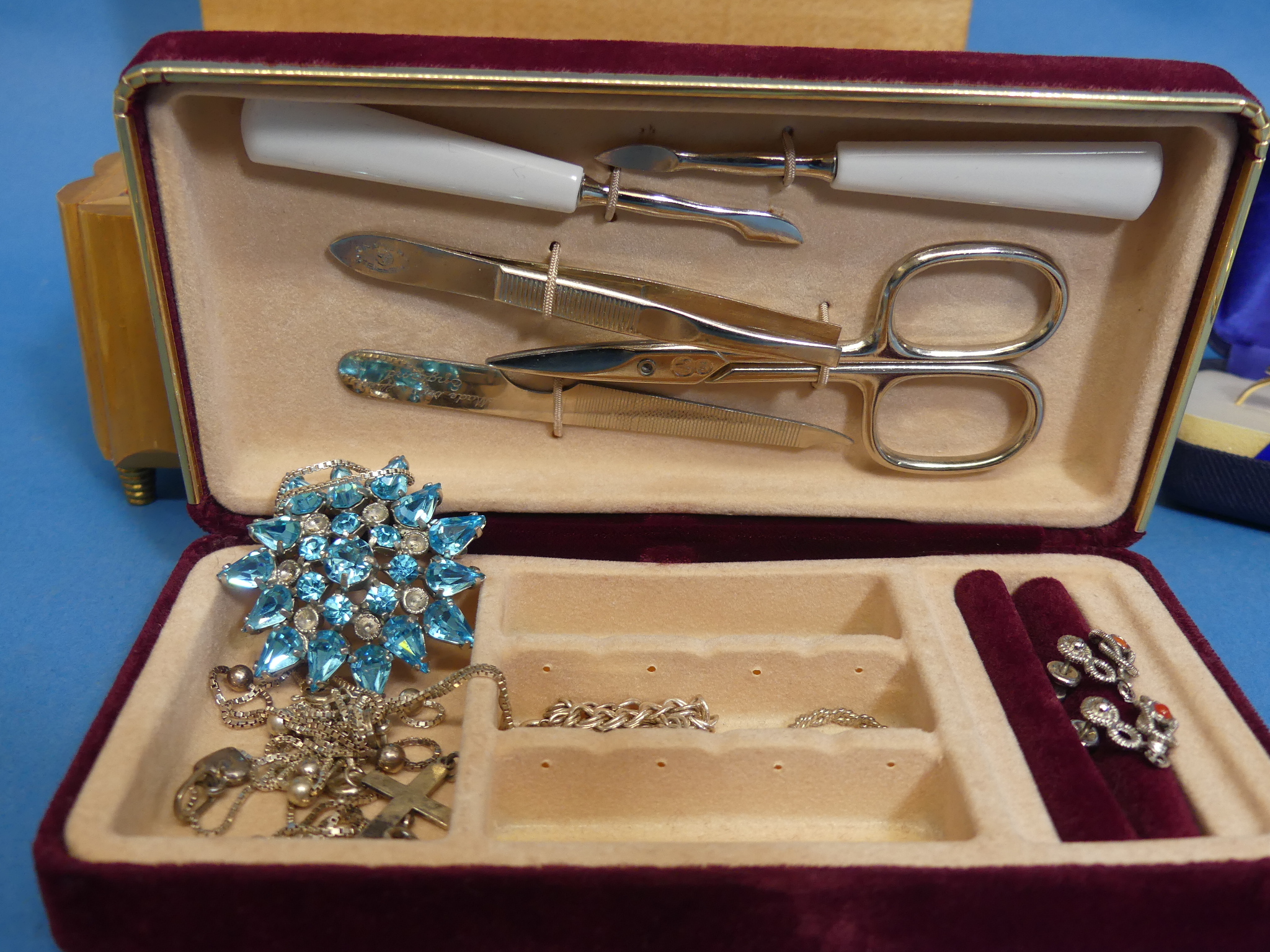 A small quantity of Jewellery and Costume Jewellery, including 7.3g damaged 9ct gold, a narrow - Image 2 of 5