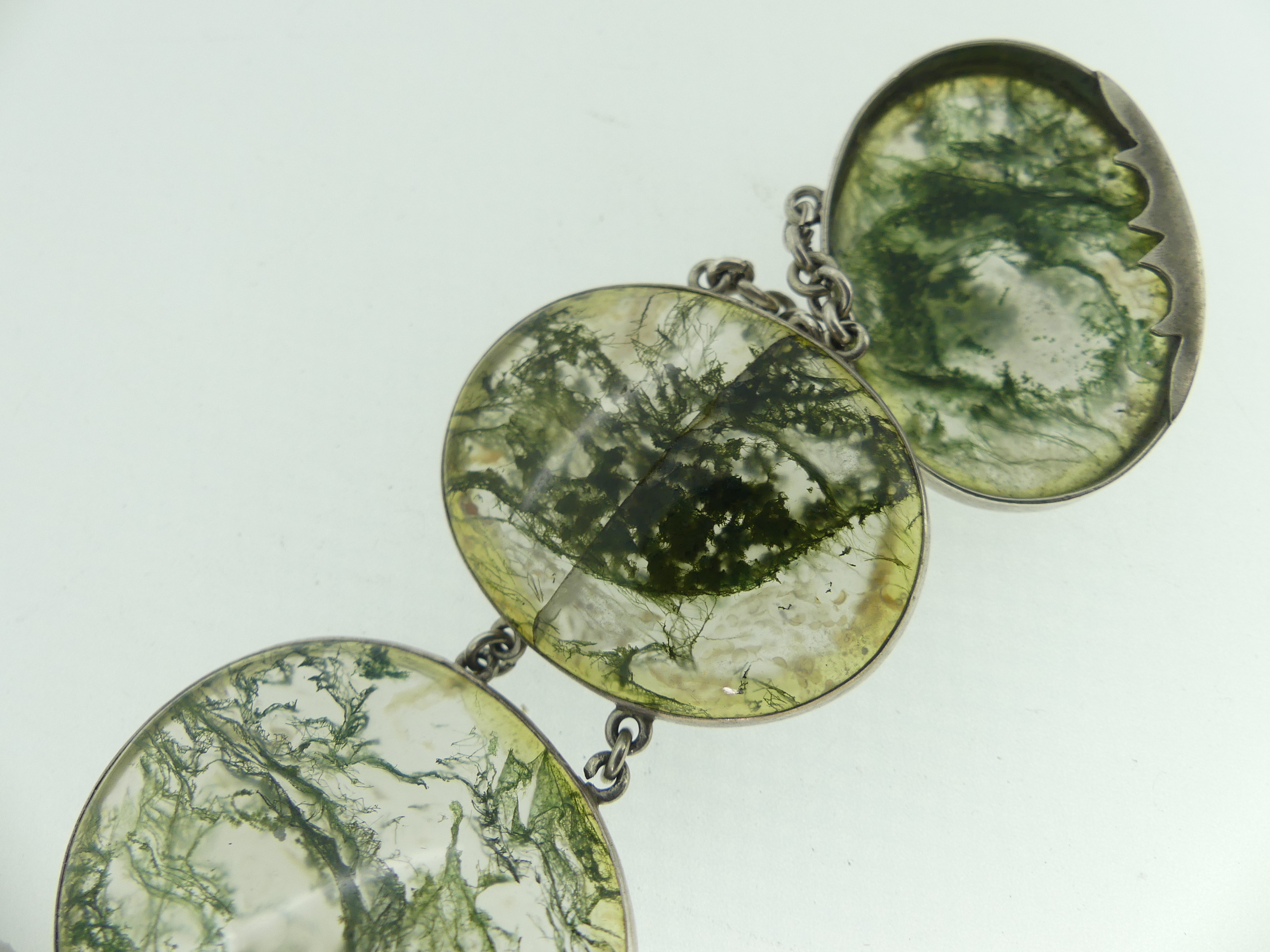 A graduated moss agate plaque Bracelet, the five agates all mounted in unmarked white metal with - Image 4 of 4