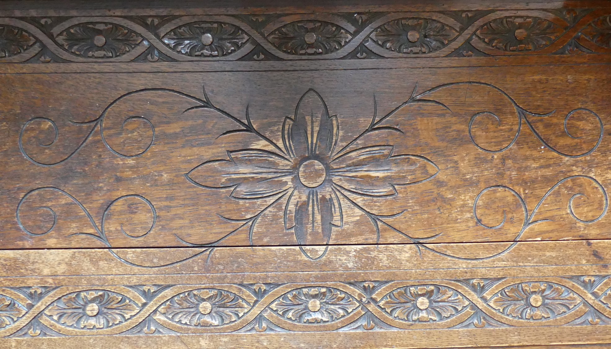 An antique carved oak Coffer, 47in (119.5cm) wide x 17½in (44.5cm) deep x 19½in (49.5cm) high. - Image 4 of 4