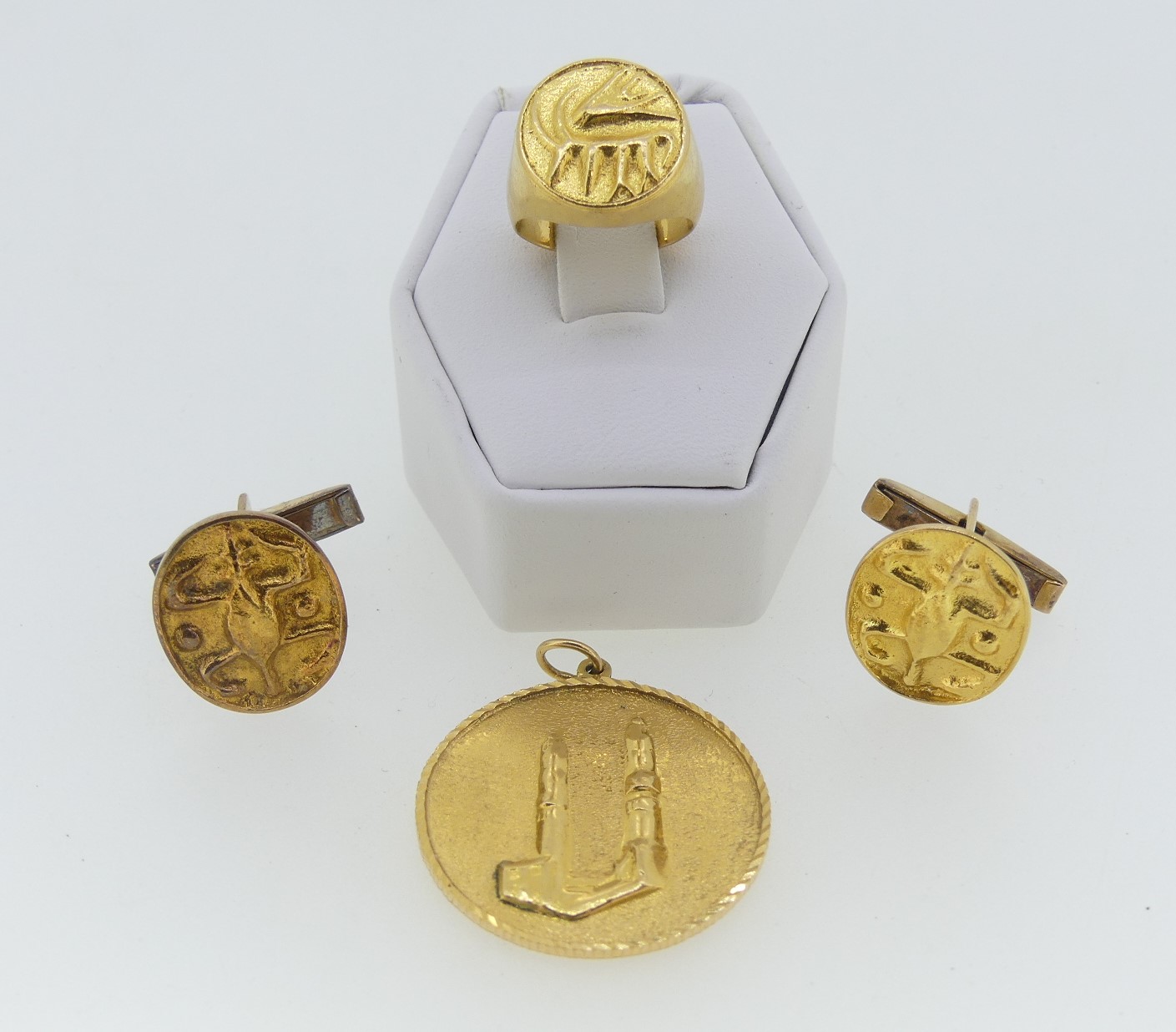 A pair of 18ct gold Cufflinks, the front with scorpion design, 11g, together with a small Eastern
