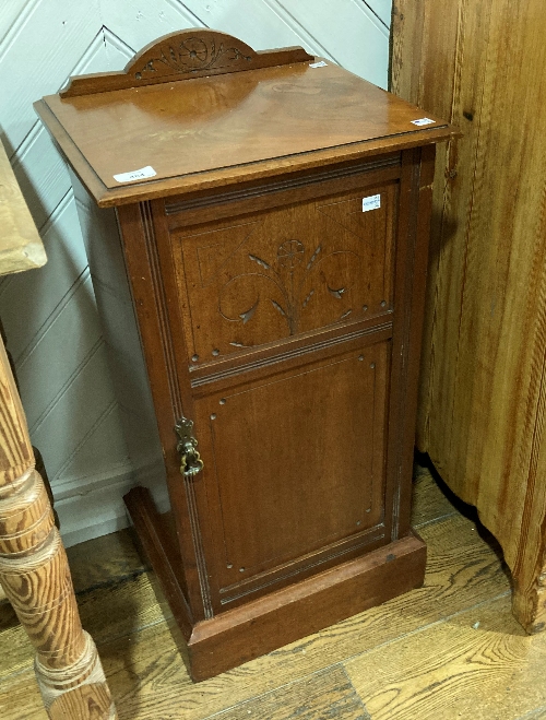 An Edwardian carved mahogany Pot Cupboard, 16½in wide x 13¾in deep x 35in high (42cm x 35cm x 89cm)