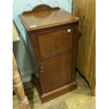 An Edwardian carved mahogany Pot Cupboard, 16½in wide x 13¾in deep x 35in high (42cm x 35cm x 89cm)