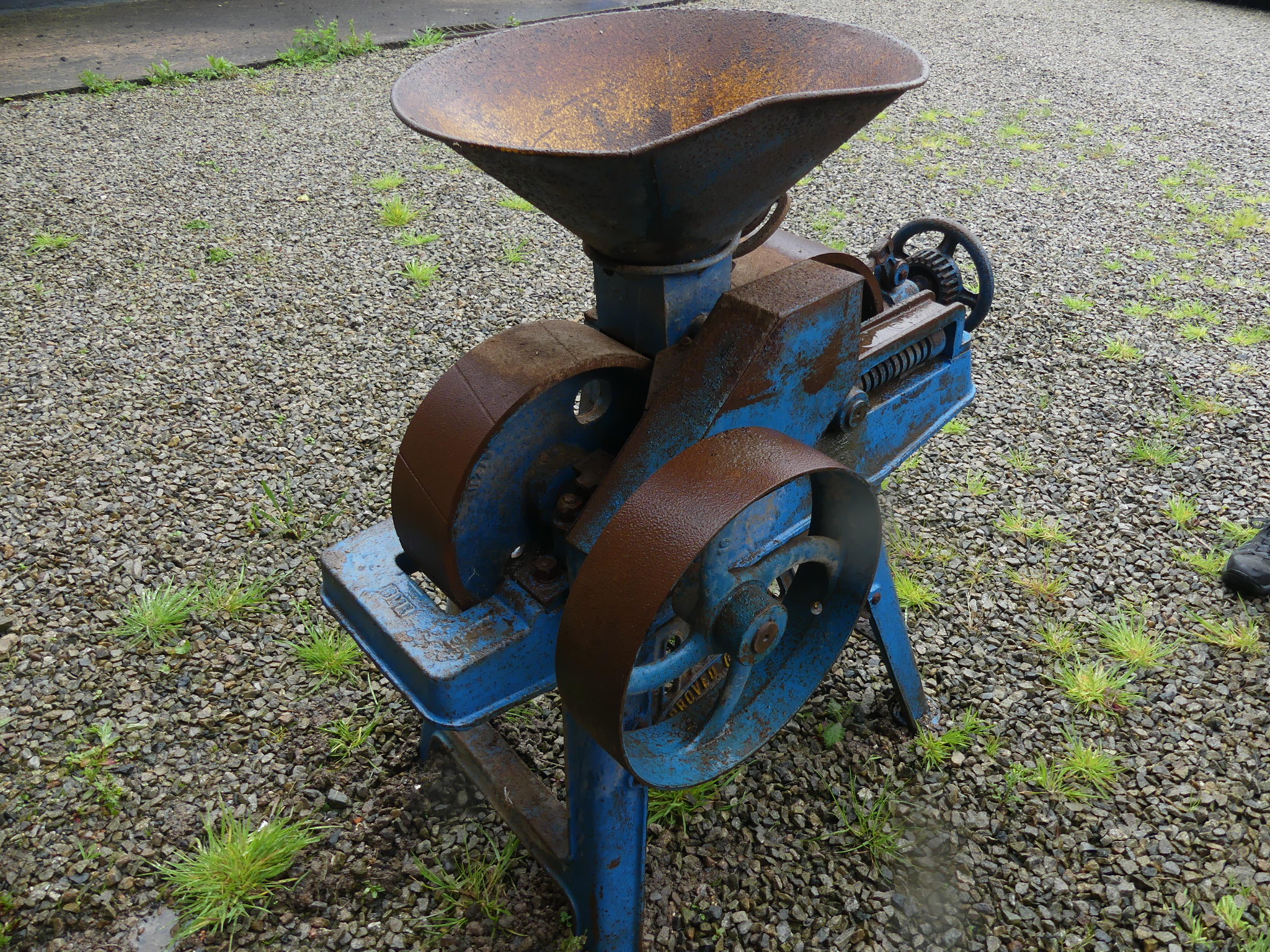 A vintage painted cast iron 'Improved Corn Crushing Mill', by R. Hunt & Co.Ltd Earls Colne - Image 11 of 14