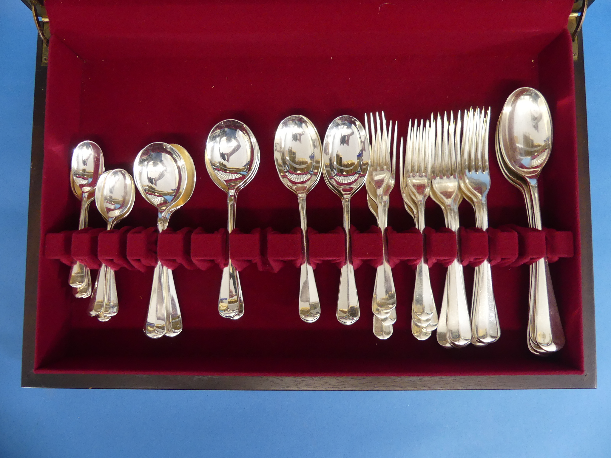 A vintage 70-piece canteen of silver-plated Cutley, by Walker & Hall. - Image 5 of 8