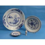 A Chinese export 'Nanking Cargo' blue and white porcelain Dish, decorated with trees and pavillions,
