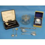 A cased George V silver Spoon and Pusher Set, hallmarked Sheffield, 1927, in velvet lined