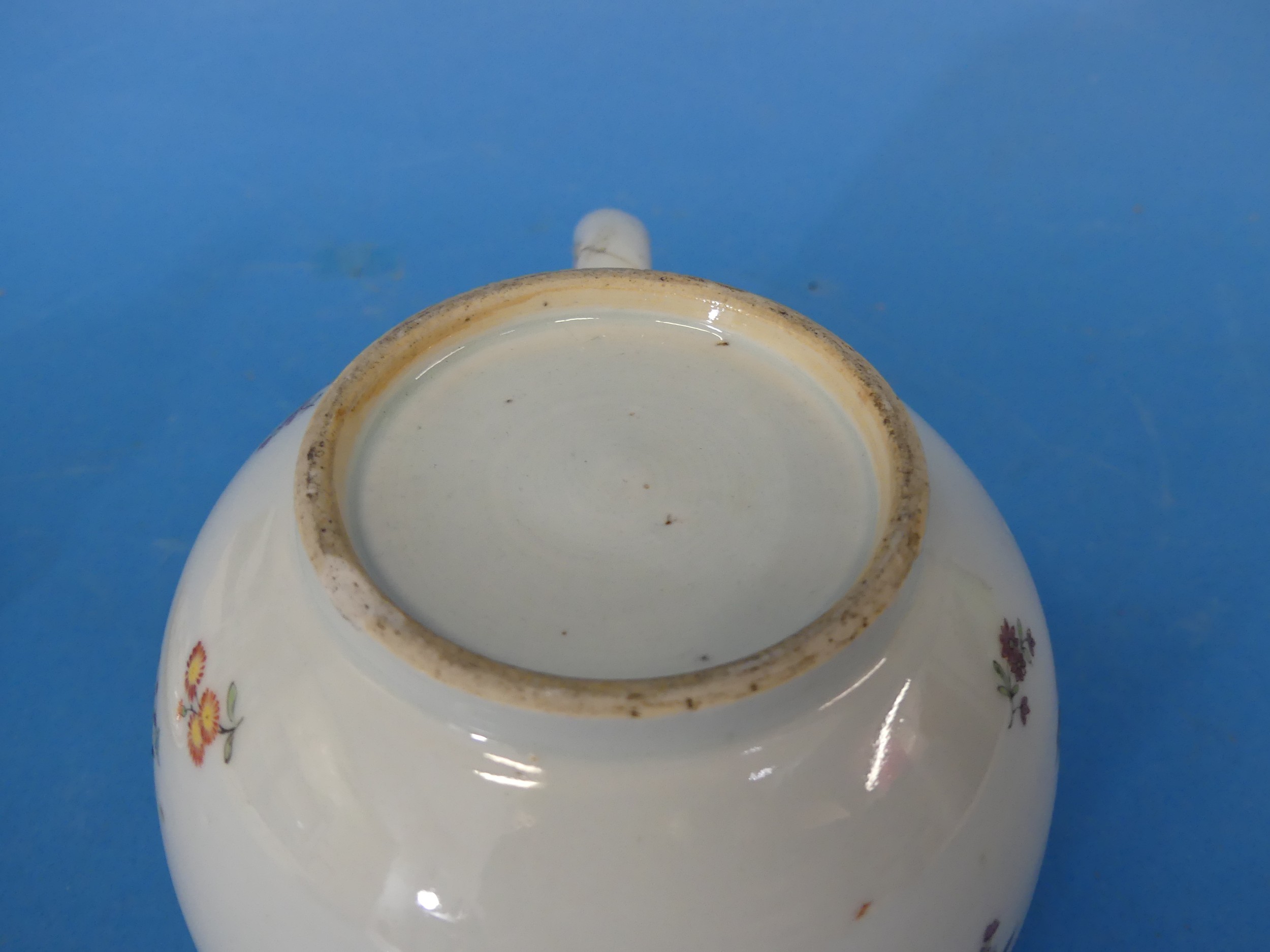 An 18thC Chinese Export Armorial Teapot, decorated in floral sprays with central crest and gilded - Image 15 of 16