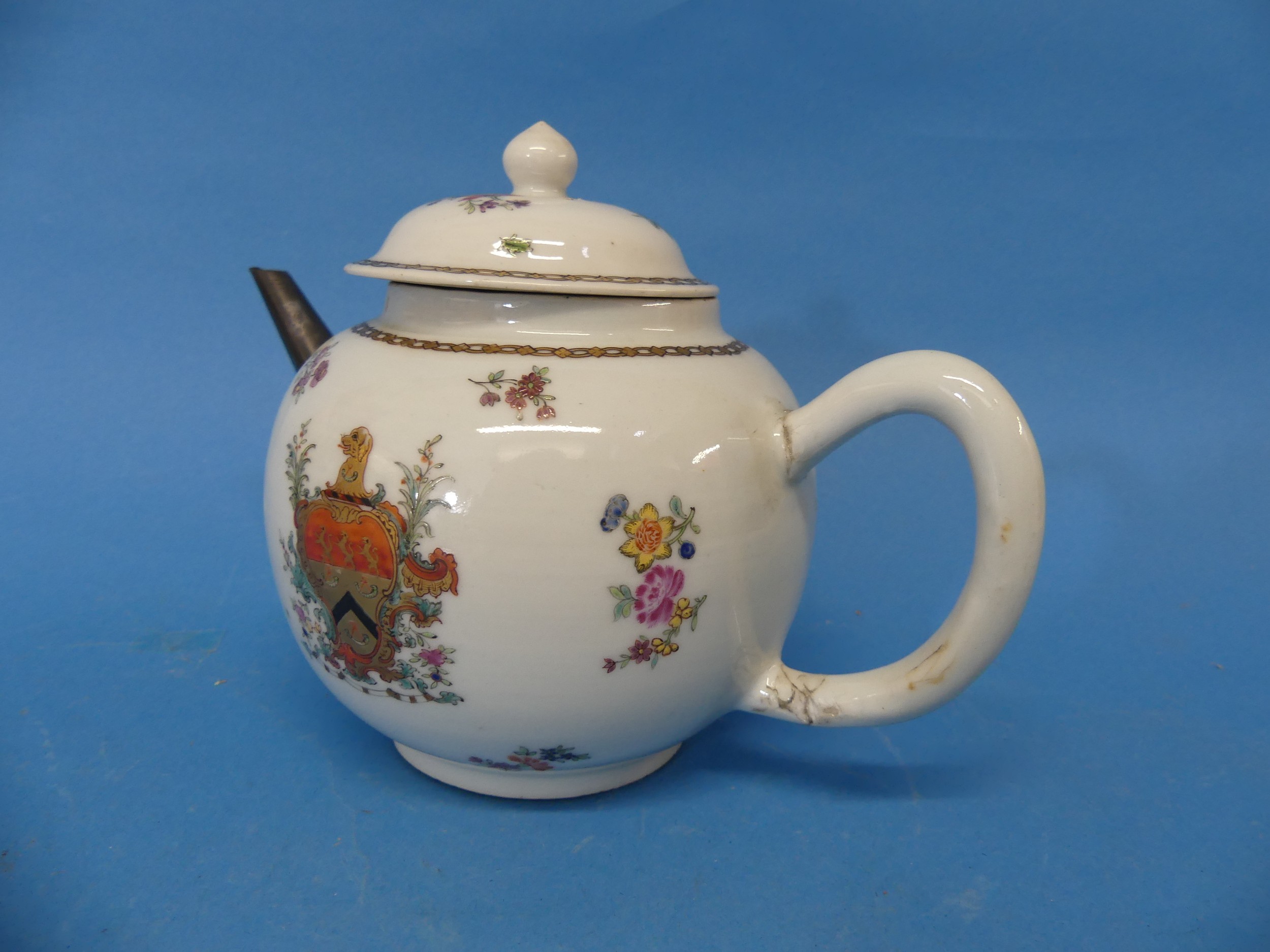 An 18thC Chinese Export Armorial Teapot, decorated in floral sprays with central crest and gilded - Image 9 of 16