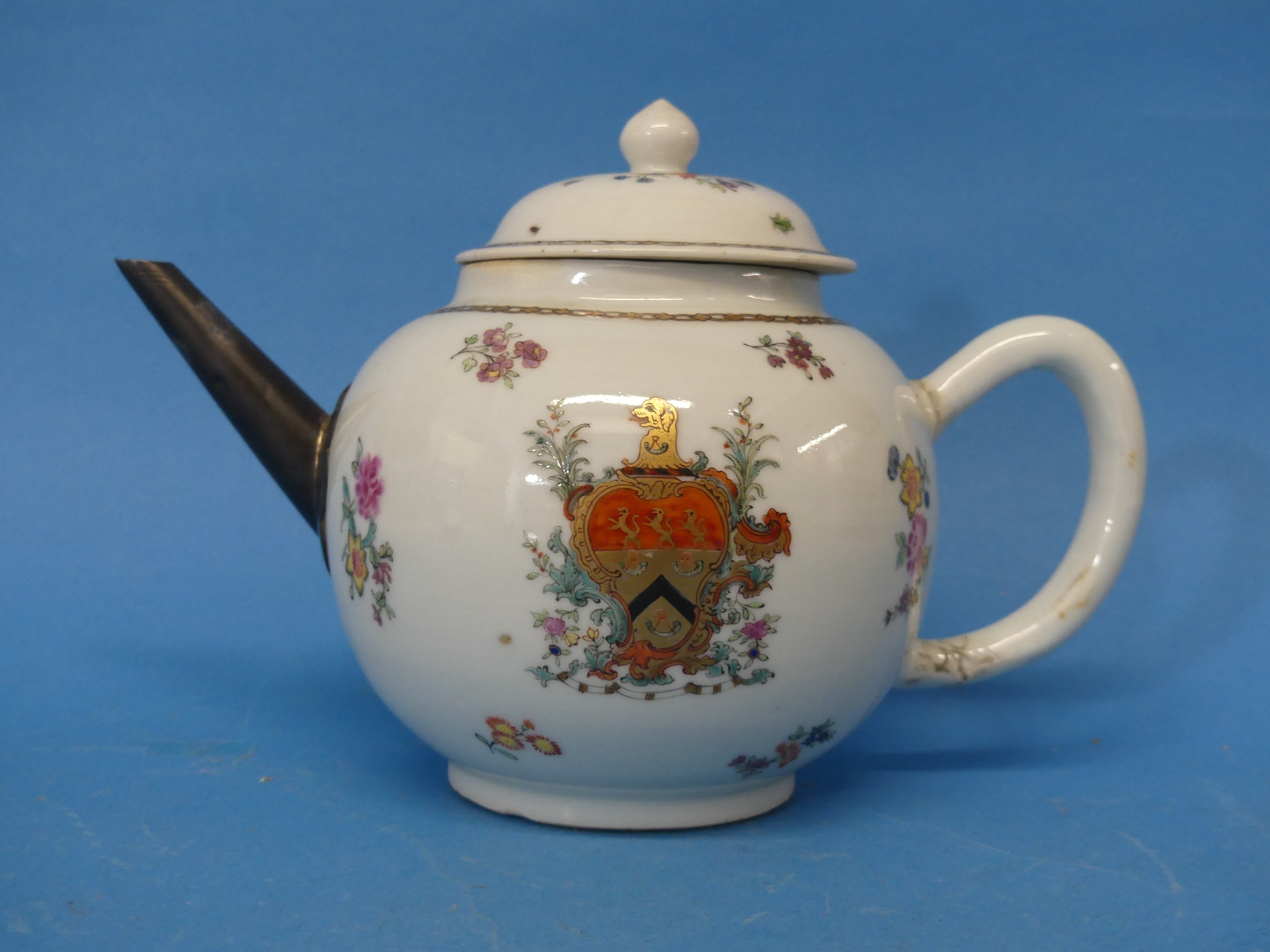 An 18thC Chinese Export Armorial Teapot, decorated in floral sprays with central crest and gilded - Image 3 of 16