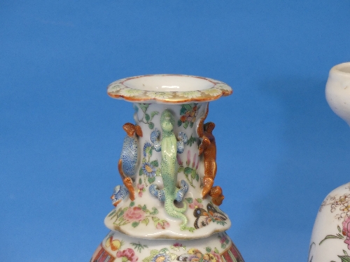 An early 20thC Chinese Famille Rose Vase, the vase in typical decoration, with lizards in relief - Image 4 of 6